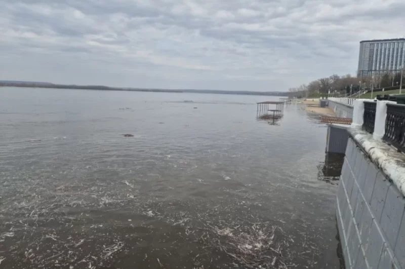 На поверхности остаются лишь небольшие участки около стен набережной. Скоро и они скроются.