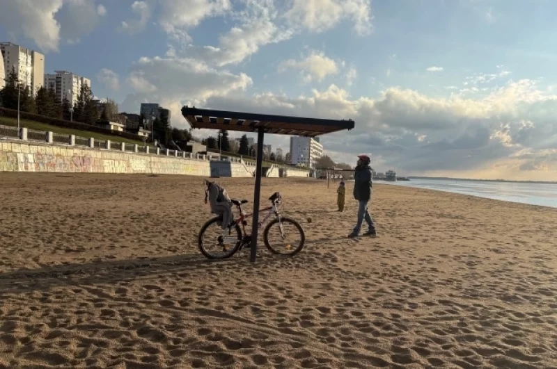 Вот так пляж около Ладьи в Самаре выглядел ещё 13 апреля 2026 года. Сутки спустя всё изменилось до неузнаваемости.