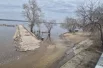 Под воду уходят и причальные сооружения.