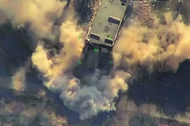 Чтобы облегчить штурм опорных пунктов, на позиции боевиков ВСУ сбрасываются фугасные авиационные бомбы.