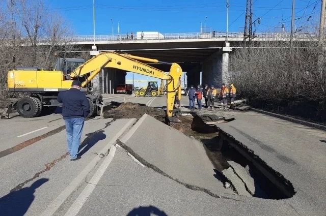 Глубина провала на Семафорной составляет пять метров