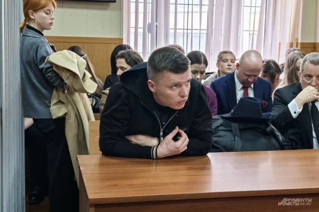 Перед заседанием Артем сообщил прессе, что допускает назначение реального срока, и подтвердил, что попрощался с детьми.