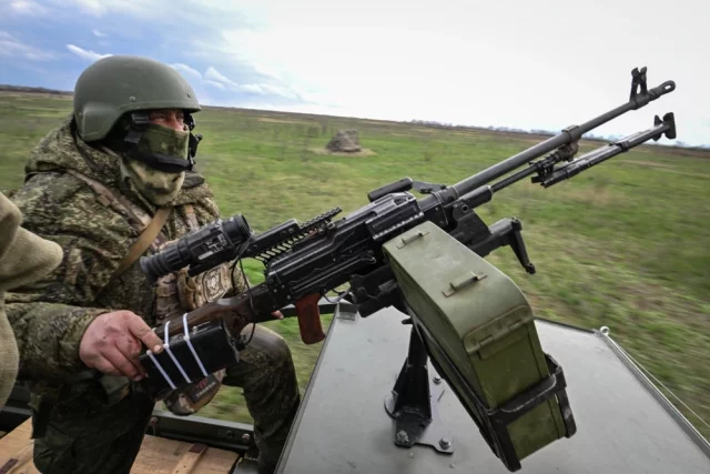 Военнослужащий РФ мобильной огневой группы группировки войск «Южная» во время боевой работы на константиновском направлении СВО.