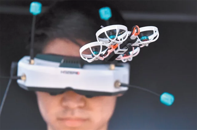 Управление дроном с помощью FPV-очков – одно из самых популярных направлений.