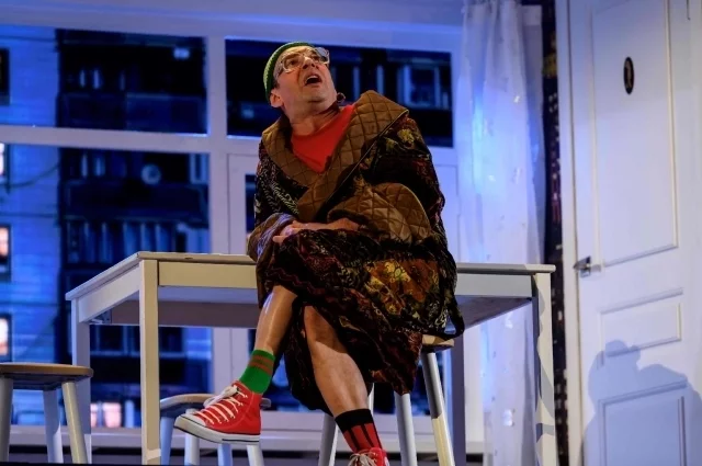 Старый попугай в спектакле «Жил.Был.дом».