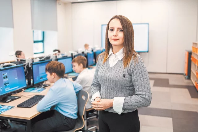 Учитель информатики Вера Гусенкова осваивает науку обращения с ИИ почти одновременно с учениками.