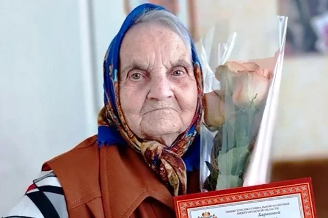 103-летнияя Татьяна Баранова из Нижегородской области до недавнего времени работала в огороде, а сейчас любит пройтись по магазинам. 