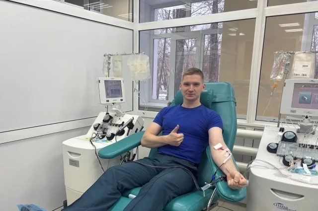 Александр Лунин - заместитель начальника 6-й пожарно-спасательной части города Омска, а в свободное от тушения пожаров время - почётный донор России, сдающий кровь уже восемь лет