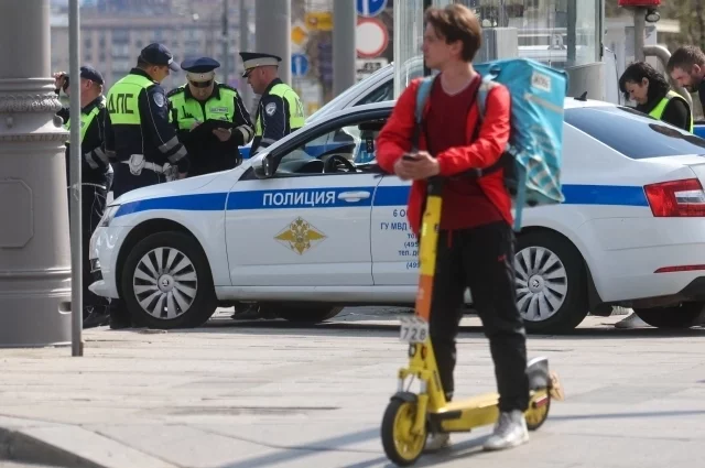 Езда на электросамокате вдвоём или даже втроём – одно из самых частых нарушений водителей СИМов.