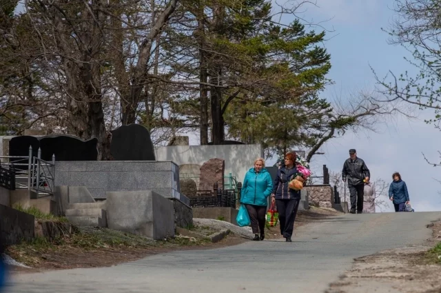 Только после литургии и общей панихиды можно ехать к родным на кладбище.