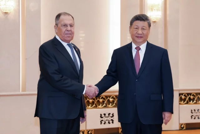 Министр иностранных дел России Сергей Лавров, который находится в Пекине, встретился с председателем КНР Си Цзиньпином.