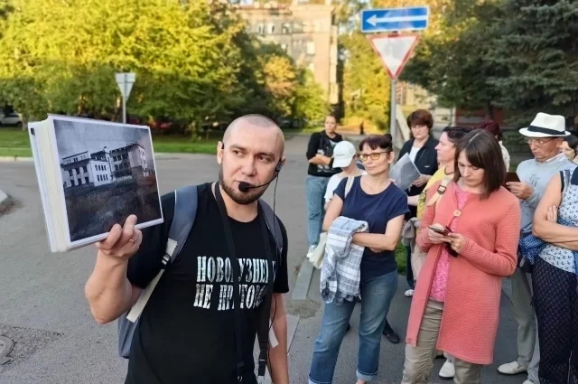 На экскурсиях Алексей Сорокин показывает архивные фотографии Новокузнецка