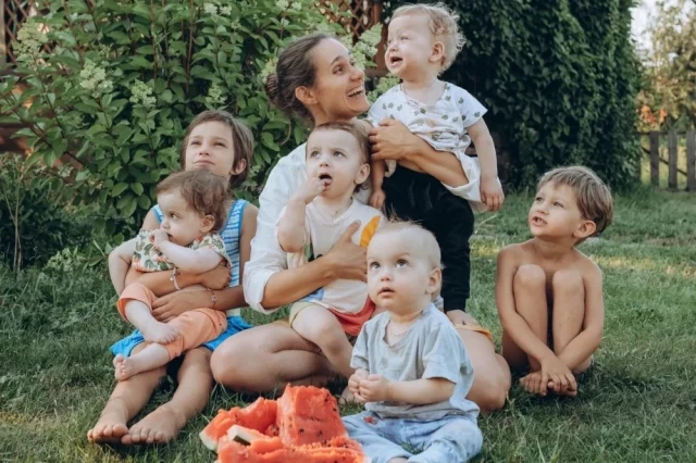 Мама королевской четверни Галина Николаева со всеми детьми