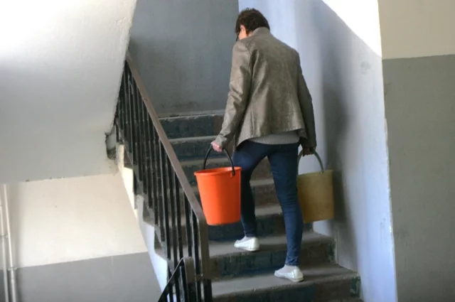 Неделю жители одного из подъездов многоэтажки жили без воды.