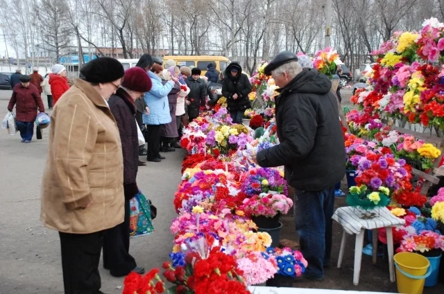 На Радоницу православные верующие впервые после долгого перерыва смогут заказать панихиду, подать записки и съездить на кладбище 