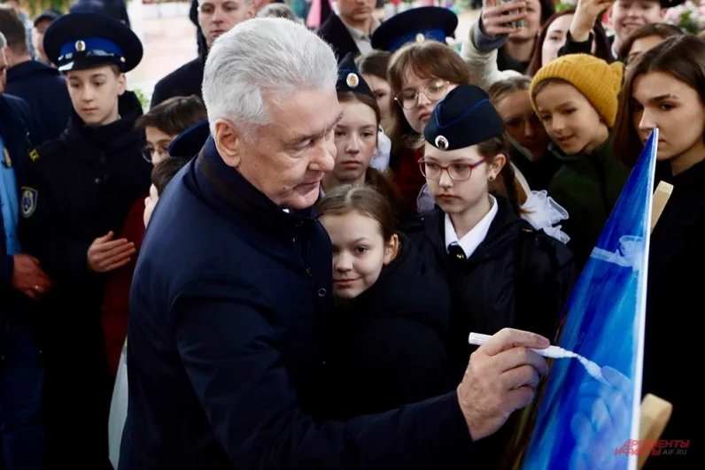 В Парке Горького мэр и патриарх встретились с москвичами и осмотрели выставку детских картин.