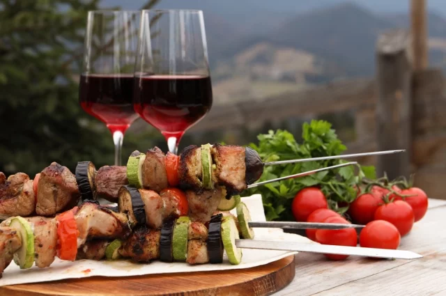 Не выпить под жареное мясо на природе просто невозможно.