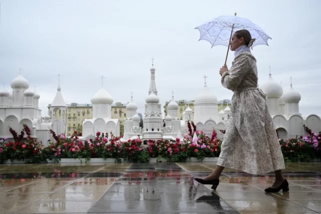 Девушка на Пушкинской набережной в Москве.