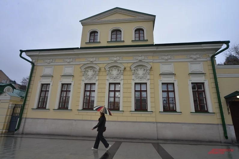 «Дом с флигелем», привлекающий внимание ярким оформлением окон, также открыт для посещения. Он бережно отреставрирован и дошел до наших дней, несмотря на то что дважды за свою историю горел.