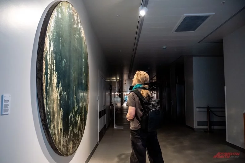 Главный врач больницы №62 Дмитрий Каннер подчеркнул значение искусства для психологического комфорта пациентов во время лечения.