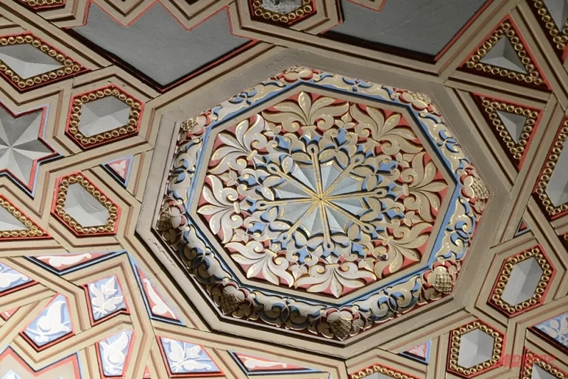 Потолки в курильне этого же особняка — одни из немногих исторических элементов здания, прошедших реставрацию. Говорят, раньше в круглых желтых нишах-розетках размещались полудрагоценные камни.