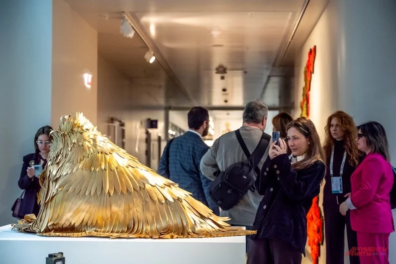 Работы 70 художников из разных стран мира представлены в выставке, объединившей живопись, инсталляции и паблик-арт.