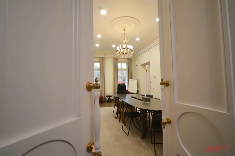 В его внутреннем убранстве сохранилось не так много старины, однако к подлинным историческим деталям относятся, например, оригинальные двери и парадная лестница на второй этаж.