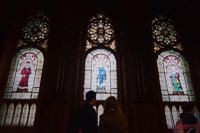 Например, в готическом зале дома Стахеева гости смогут полюбоваться старинными витражными окнами. Они сохранились не полностью, но это ничуть не умаляет их красоты.