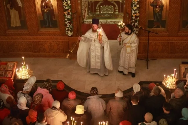 Церковь чтит икону Божией Матери «Неувядаемый Цвет», символ чистоты и непорочности. А в народе этот день называют Никитой Водополом.