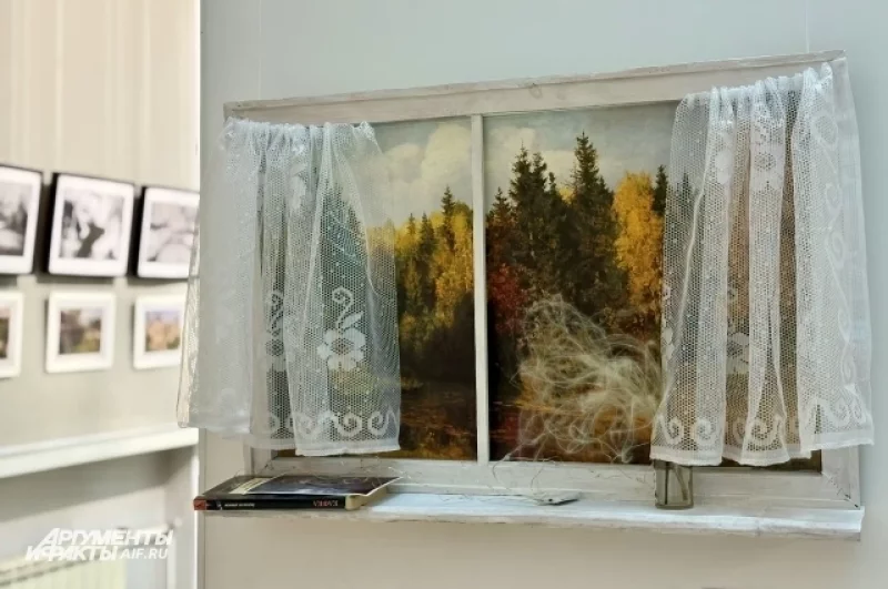 В выставке участвуют более 40 художников, которые представили свои работы в жанрах живописи, графики, коллажа, скульптуры, фотографии, видеоарта, концептуального искусства и инсталляции.