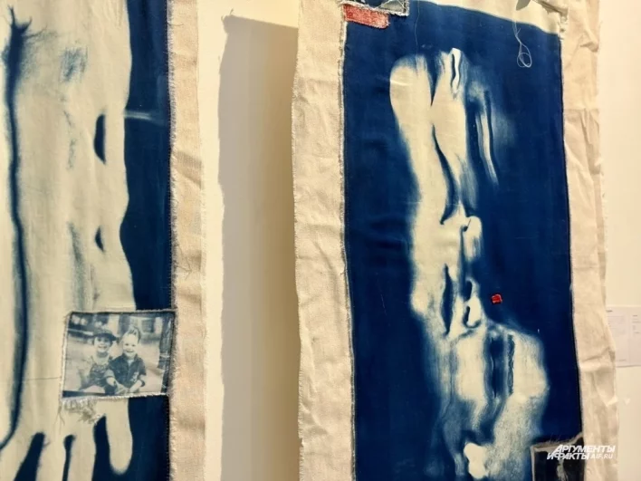 Среди материалов — даже джинсовая ткань, на которой вышли осмысленные разводы. 