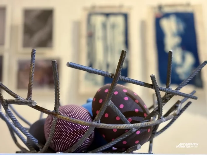 В основе выставки три тематических раздела: среда, человек и смыслы. 