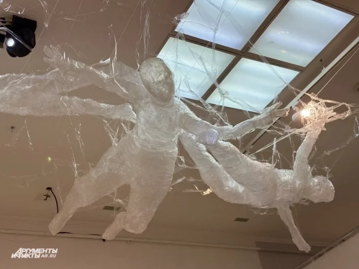 Например, по мнению Ксении Дудкиной, художник, творящий на периферии, подобен призраку в мире большого искусства. 