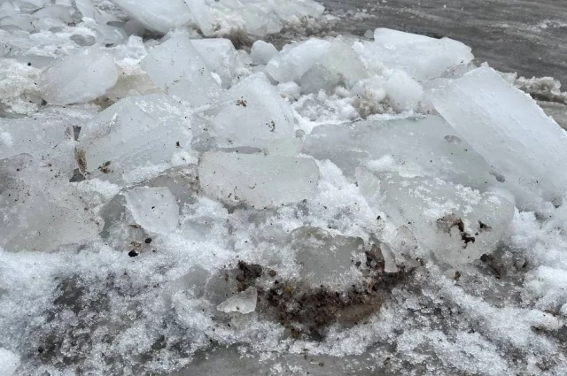 Снег упал с крыши.