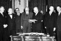 Министры иностранных дел шести стран-участниц на подписании Декларации Шумана, 18 апреля 1951 года.