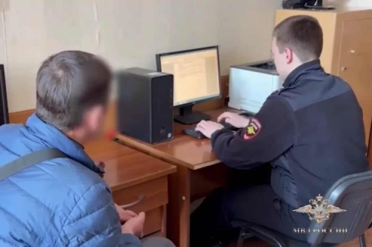 Появились кадры допроса мужчины, избившего подростка в Красноярском крае