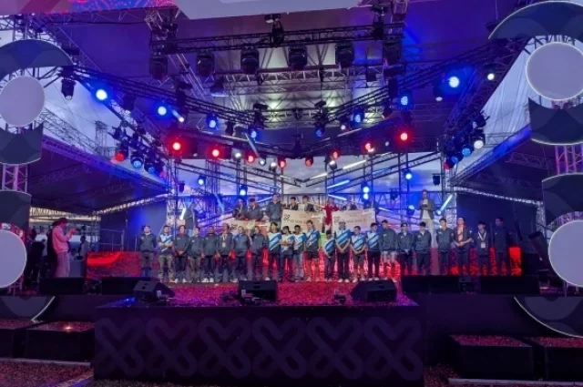 Награждение победителей Международного Кубка мэра Москвы по гонкам дронов летом 2025 года.