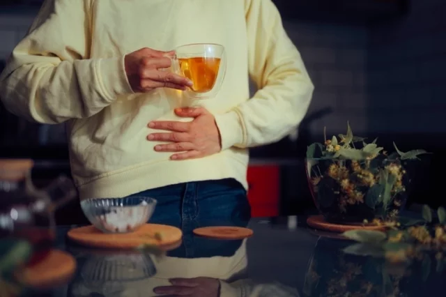 Людям с хрониче­скими сердечно-сосуди­стыми заболеваниями, патологиями печени и поджелудочной железы, проблемами с ЖКТ лучше совсем отказаться от этих напитков.