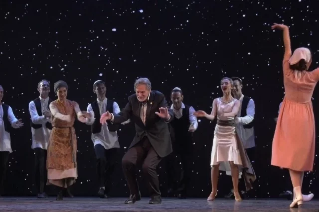 Владимир Васильев пустился в пляс вместе с главными героями спектакля под искромётную еврейскую «Хава нагилу». 