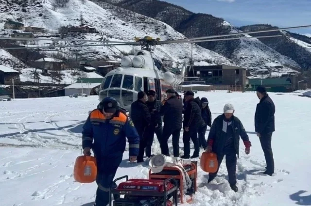 Добраться в заваленные снегом районы может только вертолёт.
