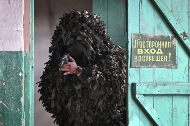 Что до самого города, то там бои идут уже в самом центре, и ВС РФ сосредоточены на расширении зоны контроля.