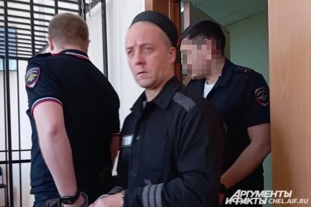 Андрея Мелюха в зал завёл конвой