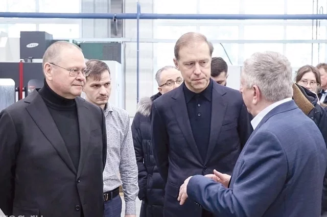 Олег Мельниченко с первым заместителем председателя правительства РФ Денисом Мантуровым посетили ведущие предприятия региона.