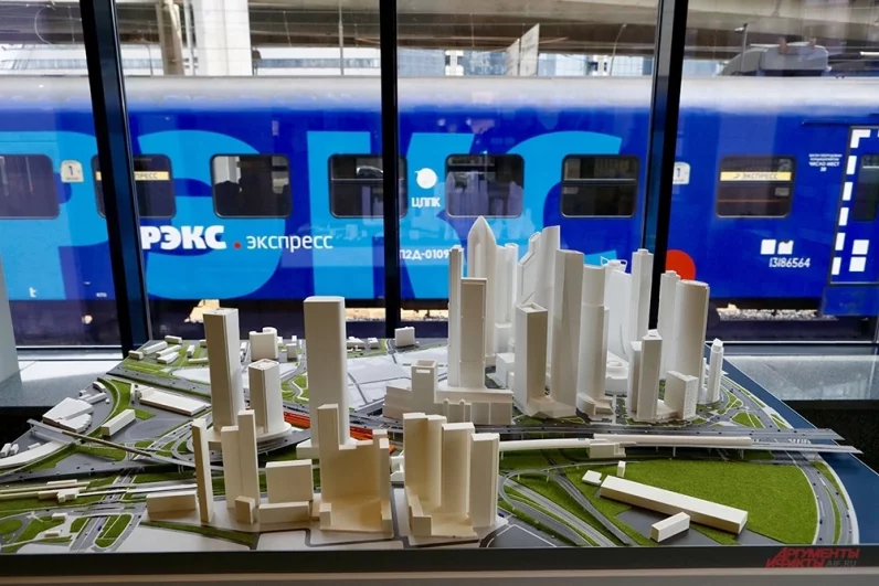 Также переход под новой станцией соединил два района между собой: чтобы попасть из одного в другой теперь не нужно огибать всю транспортную инфраструктуру хаба.