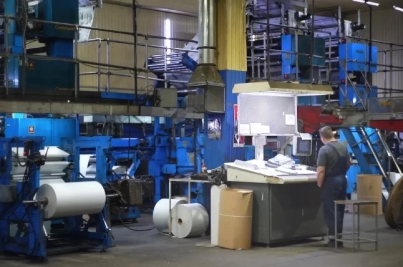 Цех самарской типографии — пространство, где техника и люди работают в едином ритме.