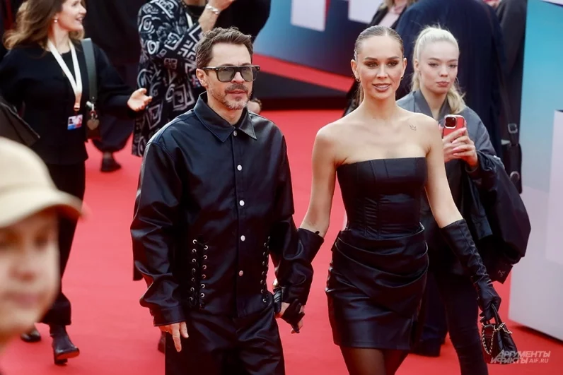 Актер Павел Деревянко с супругой Зоей Фуць на красной дорожке.