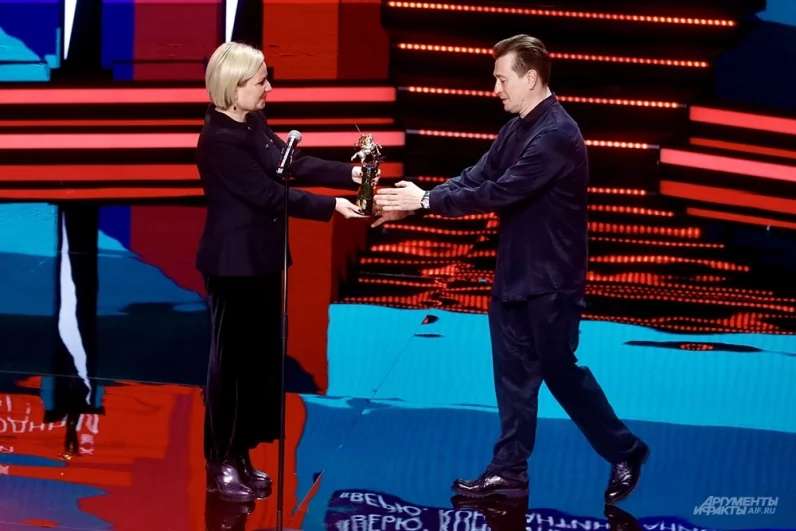 Министр культуры РФ Ольга Любимова и актер, художественный руководитель Московского Художественного академического театра имени М. Горького Сергей Безруков на церемонии открытия 48-го Московского международного кинофестиваля в театре «Россия».