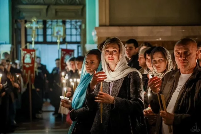 В этот день совершают такую же службу, как и на Пасху.