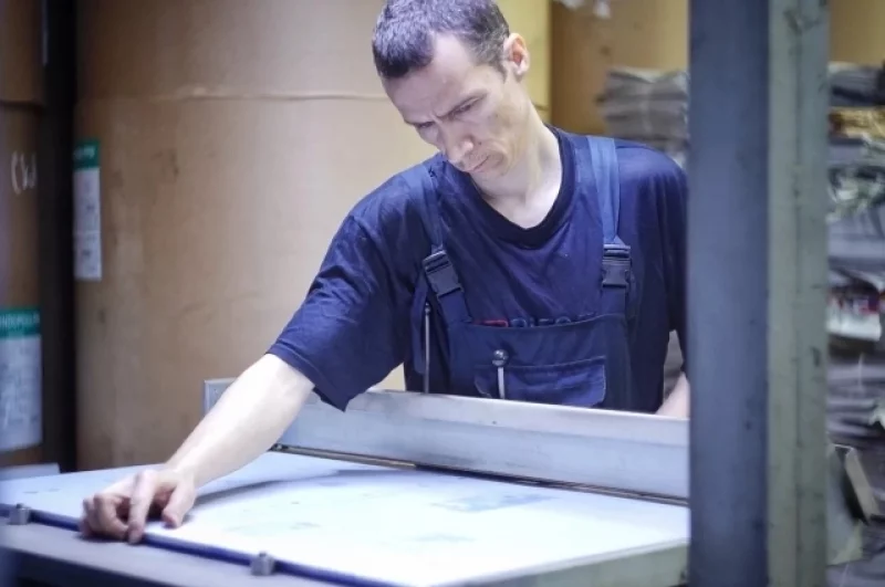 Оператор готовит печатные формы — с них краска перейдёт на бумагу.