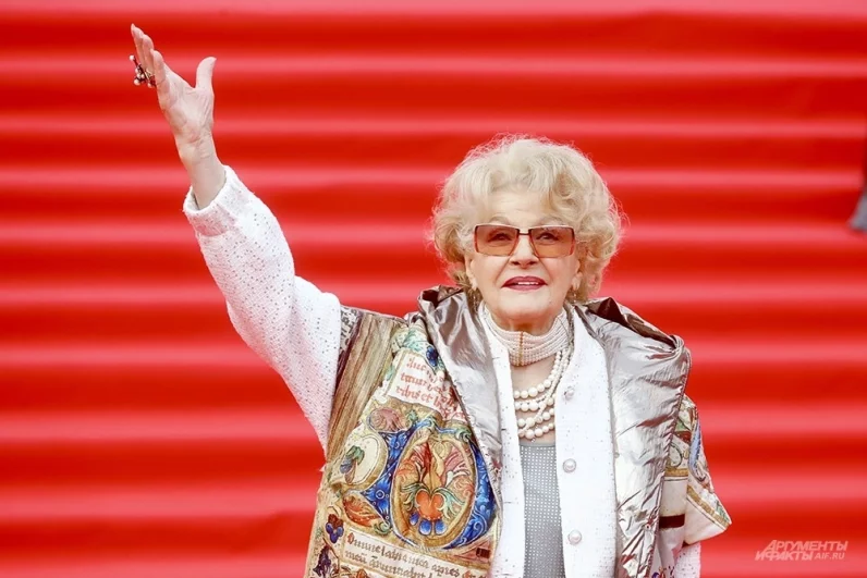 Актриса, режиссер Светлана Дружинина на красной дорожке.